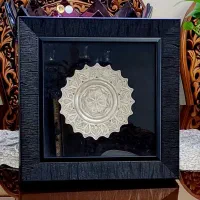 تابلو تزیئنی بشقاب نقره ملیله طرح لاله