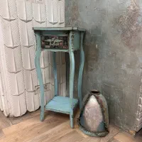 میز تلفن کهنه کاری شده