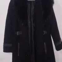 یک عدد پالتو زمستانی و یک جفت پوتین زنانه