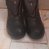 کفش کار جلوش آهن داره  بسیار  محکم وبا دوام|کیف، کفش، کمربند|مهدی شهر, |دیوار