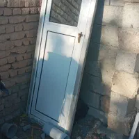 چهار عدد پنجر بزرگ و یک عدد درب حمام