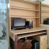 میز کامپیوتر و کتابخانه