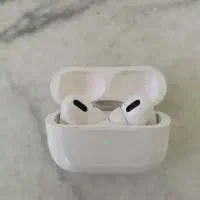 یک عدد ساعت هوشمند به همراه ایرپاد پرو۲ اپل