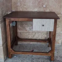 میز به صورت چهار پایه