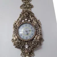 ساعت دیواری تمیز و زیبا