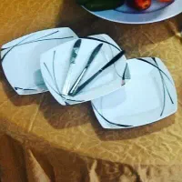 تعدادی ظروف چینی مناسب رستوران سفره خانه