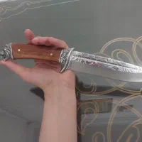 خنجر طرح کلمبیایی با دسته حکاکی‌شده گرگ + کیف