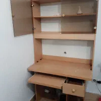 میز تحریر و کامپیوتر و کتابخانه