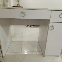 میز جادار نو مناسب تحریر و ارایشی