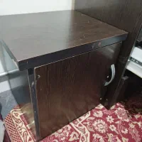 یک تخت خواب ،دوتا پاتختی،یک میز آرایش