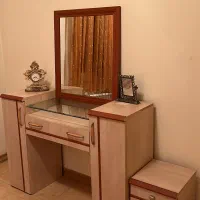 تخت دو نفره و میز ارایش و پاتختی|تخت و سرویس خواب|رشت, گلسار|دیوار