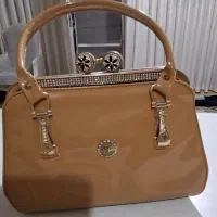 تعدادی لباس و کیف