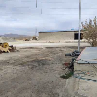 کارگر برای کارخانه سنگ کوبی