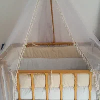 تخت گهواره کنار مادر نوزادی