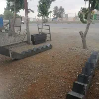سازه فلزی باکس وسط نرده چوبی کفپله شیشه سکوریت