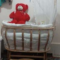 گهواره چوبی کنار مادر