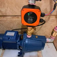 تعمیر پمپ آب تعمیرکار پمپ آب در محل نصب شده اش