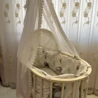 گهواره کنار مادر نوزاد