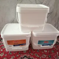 تعدادی دبه مربعی پلاستیکی