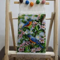 دار چوبی همراه با فرش دستبافت