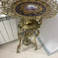 ظرف ایستاده کنارسالنی برنج