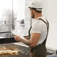 طراح و اپراتور لیزر فلزات