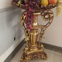 کنار سالنی با میوه مصنوعی