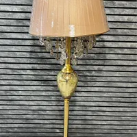 آباژور کنارسالنی ایستاده طرح سناتور