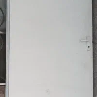 درب اتاق همراه قفل