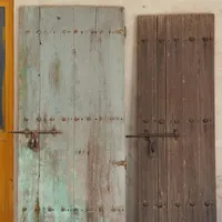 دو عدد در قدیمی تک لنگه و چند عدد پالت خارجی