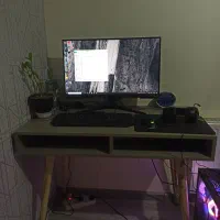 میز تحریر و کامپیوتر