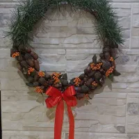 حلقه گل کریسمسی با برگ کاج و بلوط