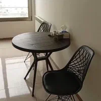 دو عدد صندلی و یک میز حصیری نو میباشد