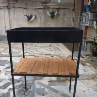 منقل ایستاده.