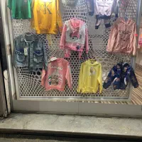 ویترین مغازه چراغ دار