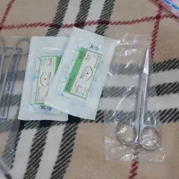 قیچی و نخ بخیه