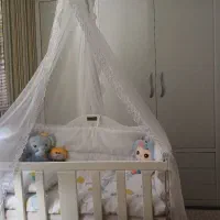 تخت گهواره ایی کنار مادر