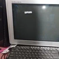 کامپیوتر به همراه میز