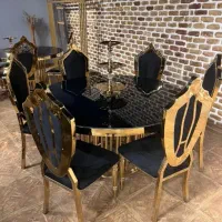 میز و صندلی تالاری خاص با رنگ طلایی براق