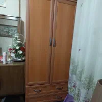یک عدد کمد لباس، میز کامپیوتر و جاکفشی