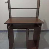 میز تحریر و کامپیوتر