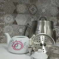 یک عدد کتری قوری و دو عدد مسواک برقی