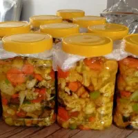 ترشی خانگی کاملا بهداشتی و خوشمزه