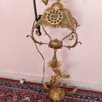 تلفن ومیز برنجی