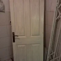دو عدد چهارچوب فلزی و یک درب