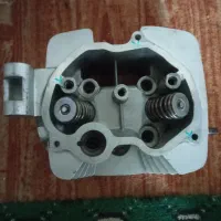 تعدادی لوازم موتور سیکلت فروشی