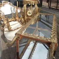 فروشانده و خریدار لوازم برنجی و برنزی