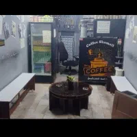 نیمکت و پاف چوبی کافه