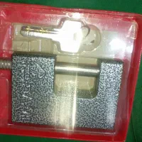 تعدادی قفل حیاطی و کتابی