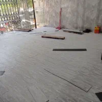 نصب کفپوش و چمن مصنوعی و موکت همراه با نمونه درمحل|خدمات پیشه و مهارت|اصفهان, گلزار|دیوار